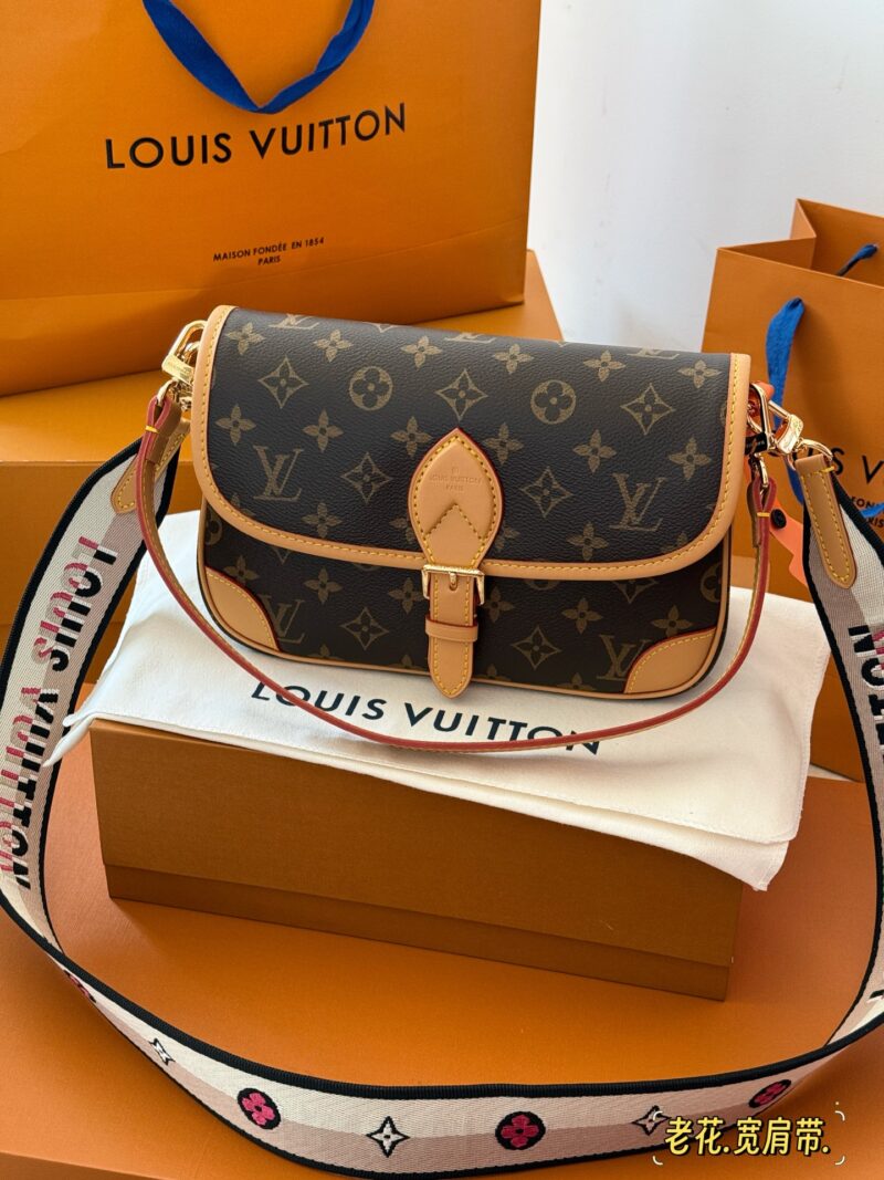 284b029d29.jpg 250 boxes
size:25*17cm
L Family Diane French Stick Handbag
Customized presbyopia fabric paired with dark tree bark
Configure two shoulder straps ??
Today's happiness is brought by the Dharma stick!
Search for Lv Law Stick