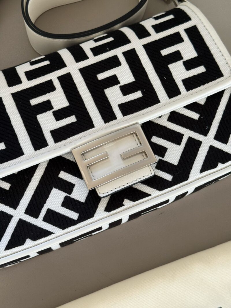 28905a20f2.jpg 235 box
Size: 26 * 16cm (large)
Fendi (F Home) French Stick Bag
You can carry it by hand! You can cross over!
But such a cute and special bag is rare to see