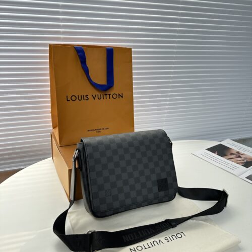 Comes with a premium gift box (top of the line original order) M 42710 checkerboard pattern
This District small mailman bag is more square and compact than the previous version, reinforced with Damier Graphite coated canvas for classic contours and d...