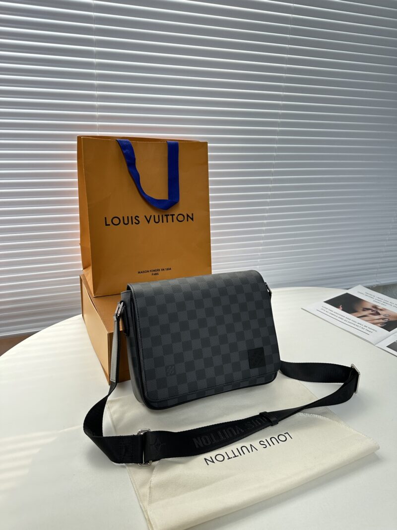 Comes with a premium gift box (top of the line original order) M 42710 checkerboard pattern
This District small mailman bag is more square and compact than the previous version, reinforced with Damier Graphite coated canvas for classic contours and d...