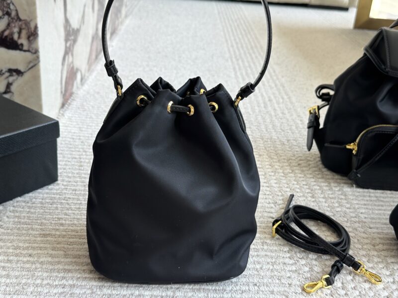 28b648bc8a.jpg 175 sets of boxes
size:21 19cm
Prada Hobo Nylon Bucket
Seeing the physical object is truly perfect!
package ??
Designed to be super convenient and comfortable!