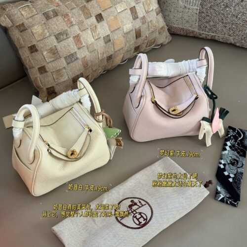240 sets of complete packaging
size：19*13cm
?? top layer leather!
H Home Mini Lindy
? Crossarm ? Hand carried!
A perfectly cute little one!
Sunshine yellow is simply perfect for spring and summer
Just hold it and you'll have a good mood!