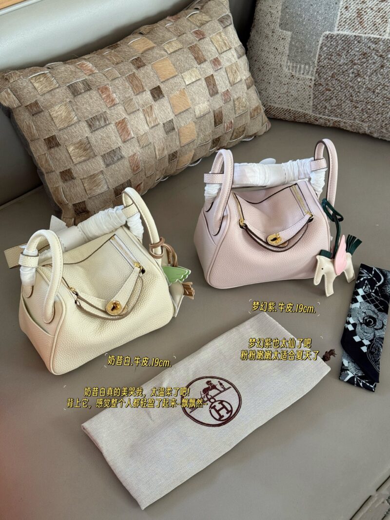 28c0923f2e.jpg 240 sets of complete packaging
size:19*13cm
?? top layer leather!
H Home Mini Lindy
? Crossarm ? Hand carried!
A perfectly cute little one!
Sunshine yellow is simply perfect for spring and summer
Just hold it and you'll have a good mood!