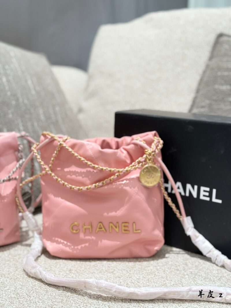 Chanel Mini Garbage Bag P250 Sheepskin
Can be carried by hand or slung over
The new season's C position! Get up the little girl who used to have a casual style with 22 bags
Can be carried by hand or slung over, exquisite and cute 18 × 20 box packaging