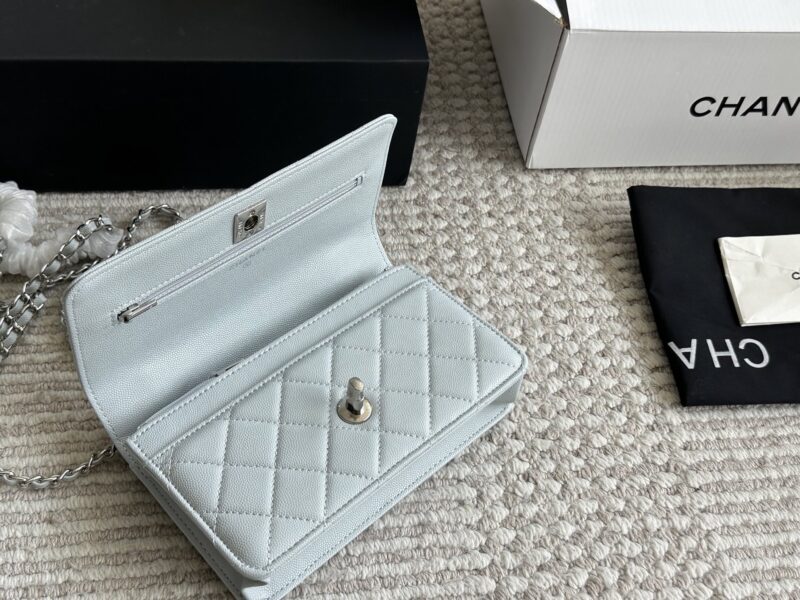 28c87d73fd.jpg 230 boxes (caviar cowhide ma)
size:20*13cm
Xiaoxiang Family Wealth Bag
New controller
The most aesthetically pleasing WoC/metal handle
You must arrange for yourself
The latest model of 25ss!