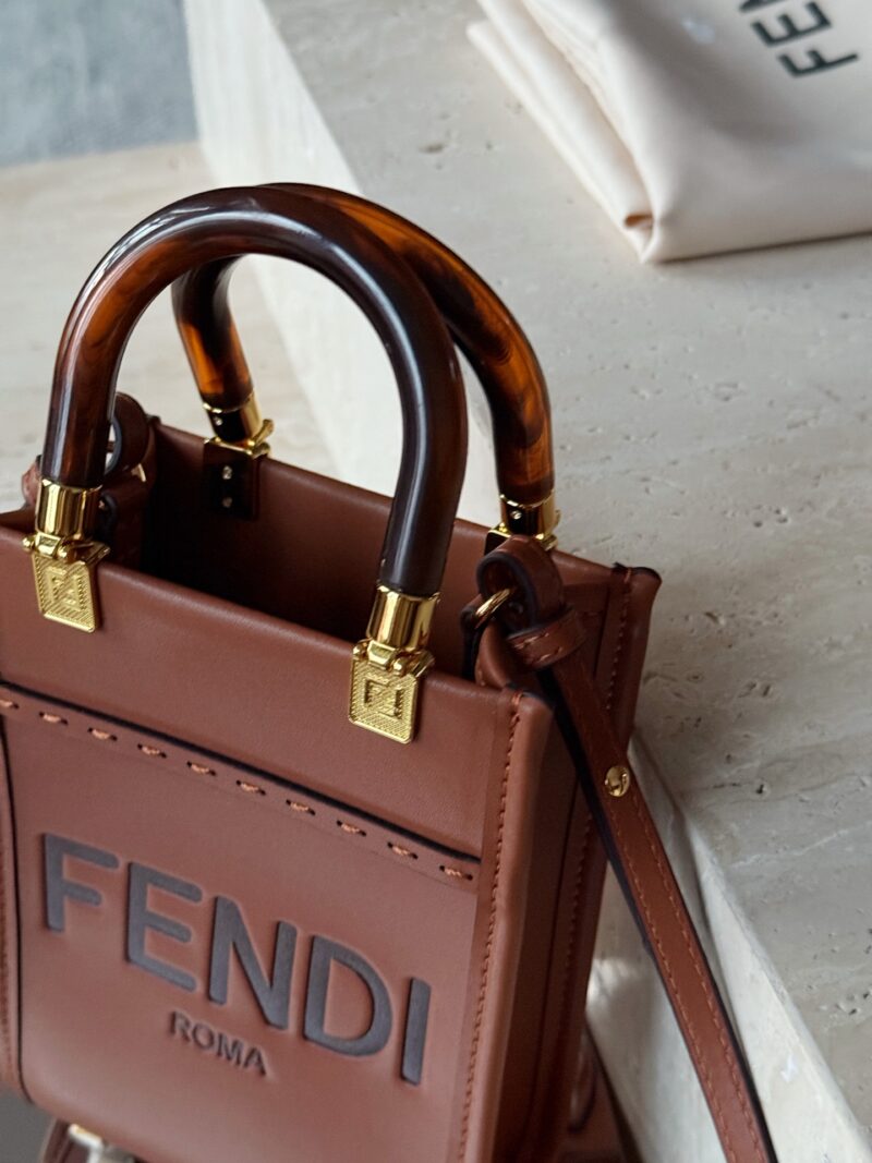 28fbef1e47.jpg 225 boxes
size:13*18cm
Exquisite small bag
FENDI Super Hot F Home
sunshine mini tote~
A small and exquisite bag
Classic retro style, fashionable and durable!