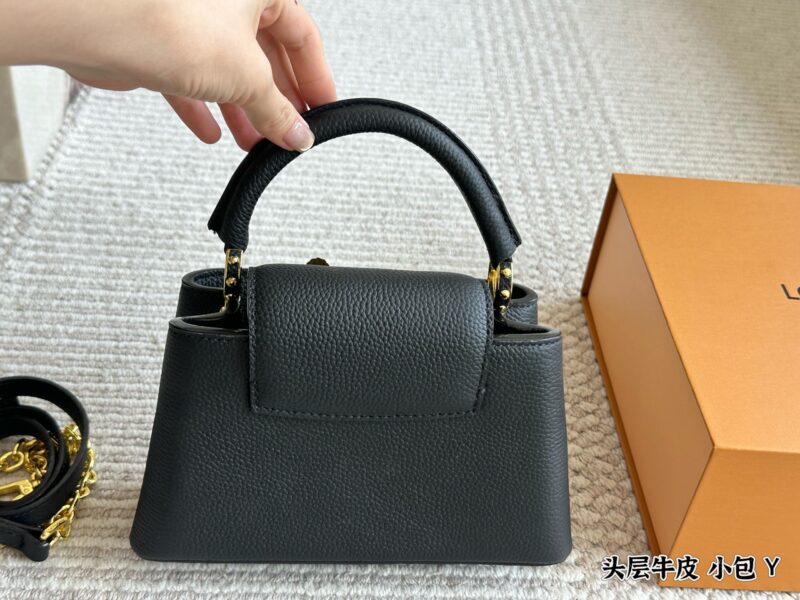 28ff765c7d.jpg 350 gift box cowhide
size :20cm
L Capucines handbag
Full grain grain top layer cowhide!
It feels low-key but has a luxurious texture!!
classic! classic!