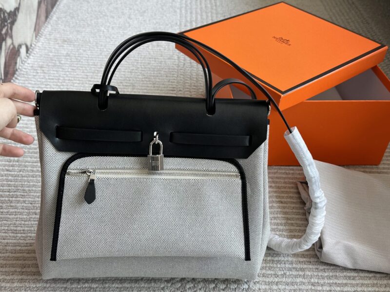 2912a529a9.jpg 290 boxes
size:31*26cm
Hermes handbag
Canvas shopping bag ?
A bag that is easy to pack in physical form
Recently, I have been carrying my back while traveling
There is texture! Super advanced!
Its capacity is very friendly ..