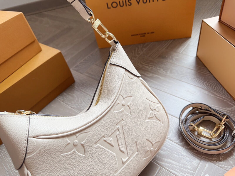 2919456828.jpg 235 box
size:23*12cm
L Home Bagatelle Leather Underarm Bag
The armpit and back look great!
The crossbody bag is also beautiful!
The more you look at it, the more durable the bag becomes!
Grandma's Upper Body Effect
Love to the point of bursting!
Se...