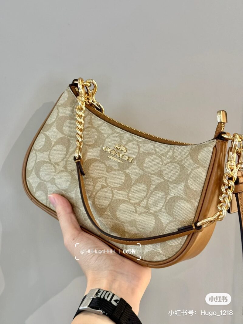 2936dbae35.jpg Coach~Underarm Bag~Milk Tea Color
There must be something in my bag during summer -This is an underarm bag
Underarm bag, definitely check out the Teri series from the Coach family
Underarm or crossbody can be used~Practical and versatile
New milk tea...