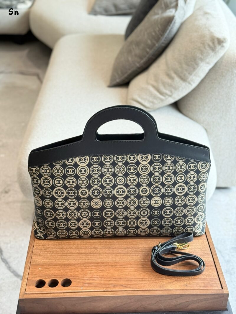 293d0443ec.jpg Chanel P260
Is this a walking treasure trove? Chanel limited edition foldable handbag
A very famous series of medieval coins
Super handsome upper body
Savi, a top fashion blogger in the medieval era, is also wearing it~
Whether it's handheld or folde...