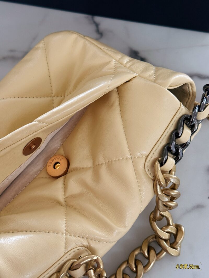 2957c04e22.jpg 220 (with box)
size:20*15cm
Xiaoxiang's house 19 bags
Sweet and girlish, it's really hard to resist!!!
Achieve optimal cost-effectiveness
Cute and lovely chicken yellow/very suitable for summer color matching~
High quality texture