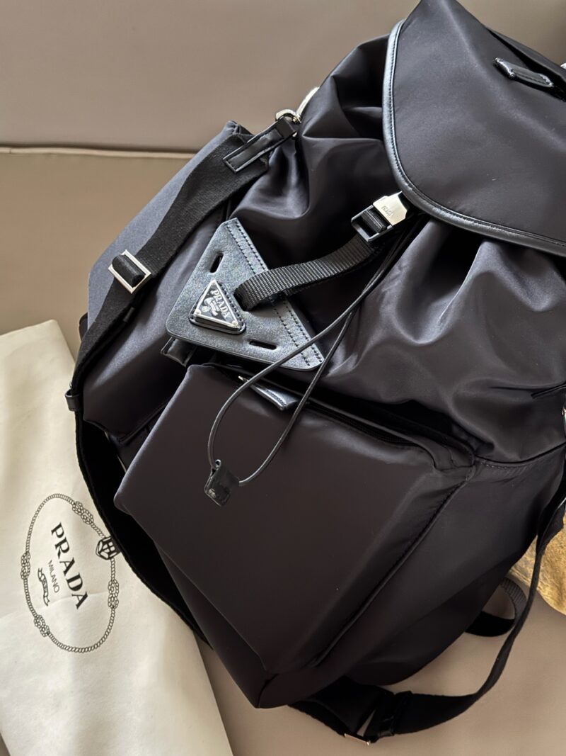 2961343fcf.jpg 270 without box
size:37*46cm
Prada Nylon Backpack
24-hour fashion show!
Can be carried on both shoulders or one shoulder!
The simple layout and large storage space make it easy to accommodate laptop files, and the details are perfect