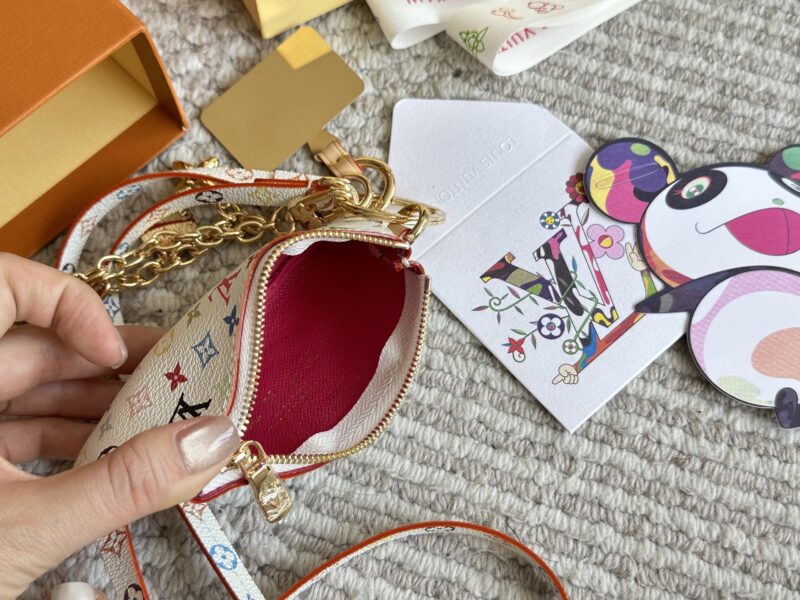210 fashion is indeed a cycle
Who got the LV Murakami Takashi limited edition phone chain bag? It's so cute, isn't it? As expected, a fashionable item can only hold one lipstick
It's okay to use it as a pendant or a card bag when going out. It's expe...