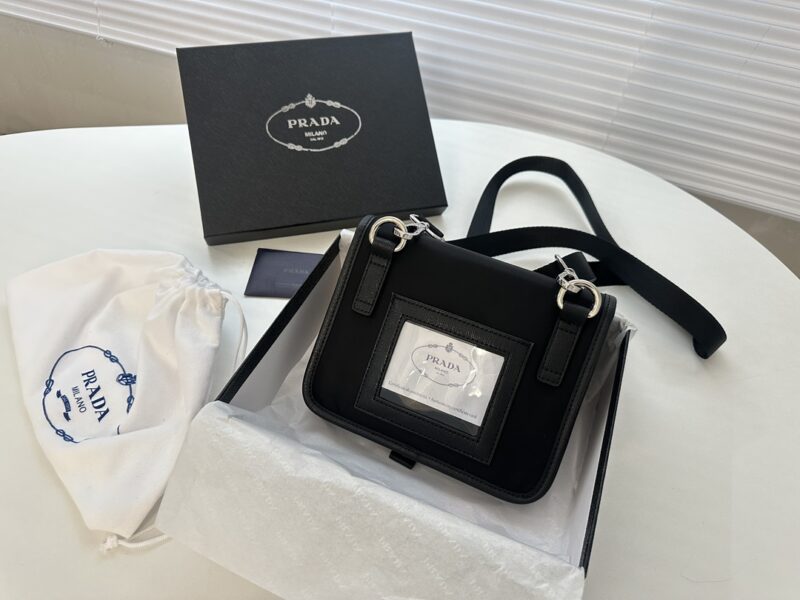 Complete gift box packaging ? Vertical PRADA ? Model 2020-2 Large Horizontal Mobile Phone Bag [Strong] Crossbody Bag Waist Bag Multi purpose unisex Milan Creation. Miuccia Prada's unique talent lies in her relentless pursuit of new ideas, blendin...