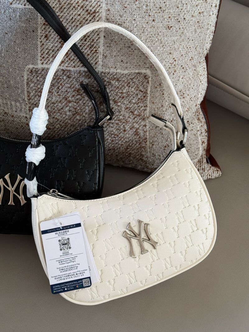 29669117a1.jpg 170 boxes
size:22*15cm
Summer travel|
We can't do without an MLB armpit bag
MLB Dark Pattern Underarm Bag
Understand me, black and white are two colors
High end feeling with leather surface for better maintenance