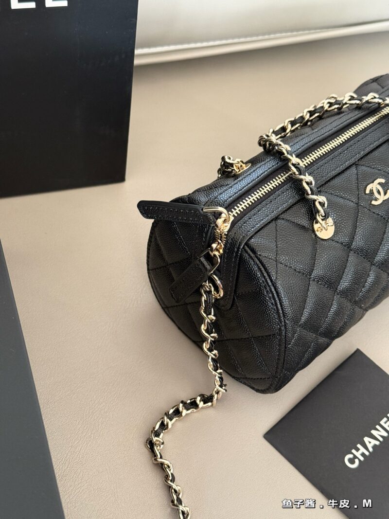 260 box cowhide
size：18*12cm
The Relaxation of Xiaoxiang's 25p Bowling Bag
Litchi peel and detachable chain
The round and plump bag has a particularly good capacity
I don't choose outfits either!
Belonging to the classic style of bowling!