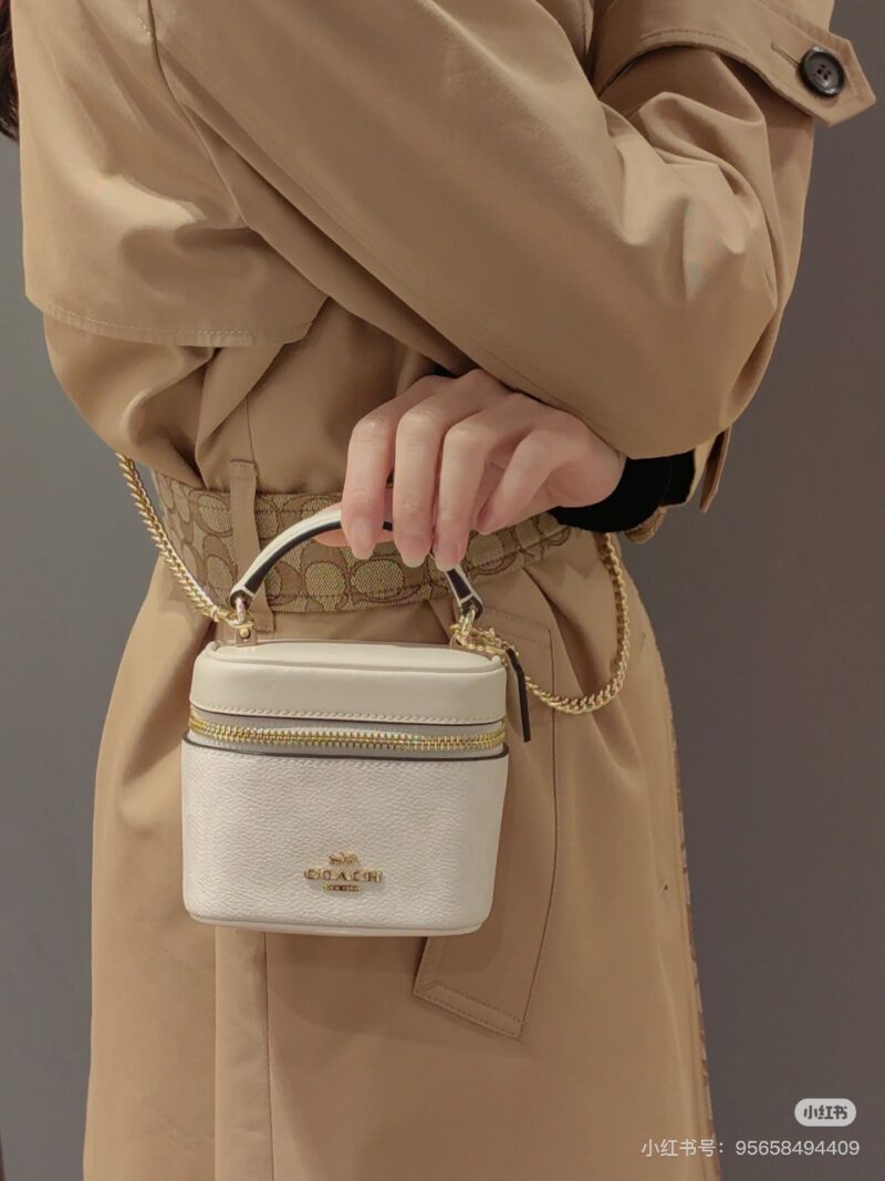 2974e3e99d.jpg Chanel? Coach? The latest small square box bag is super charming and can hold foldable phones
Lipstick keys are very versatile
Small and exquisite, this is not a proper concave shaped artifact