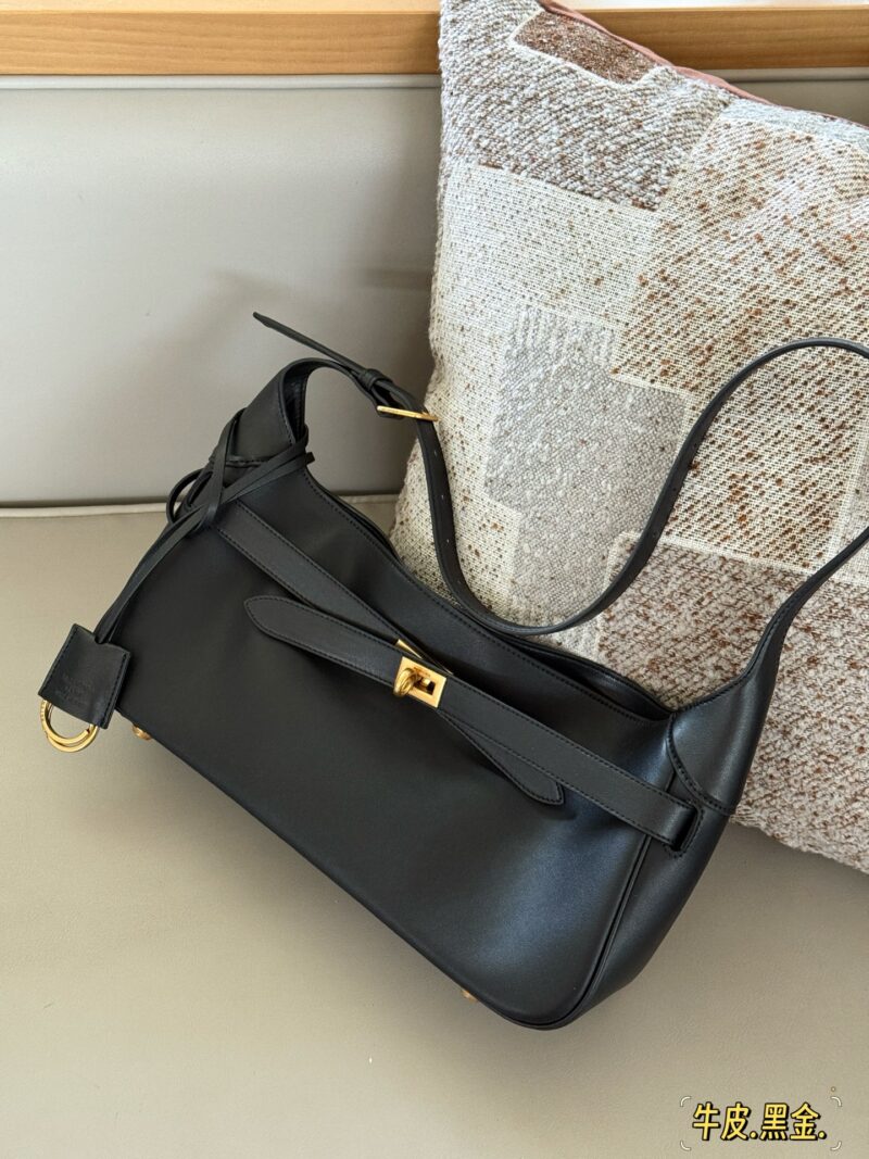 29a32d318a.jpg 310 box cowhide
size:35*16.5cm
Balenciaga's new Belair armpit bag
Cool and relaxed armpit bag
The feeling of laziness on the upper body is immediately felt
I really like this convenient and cool super practical big bag!