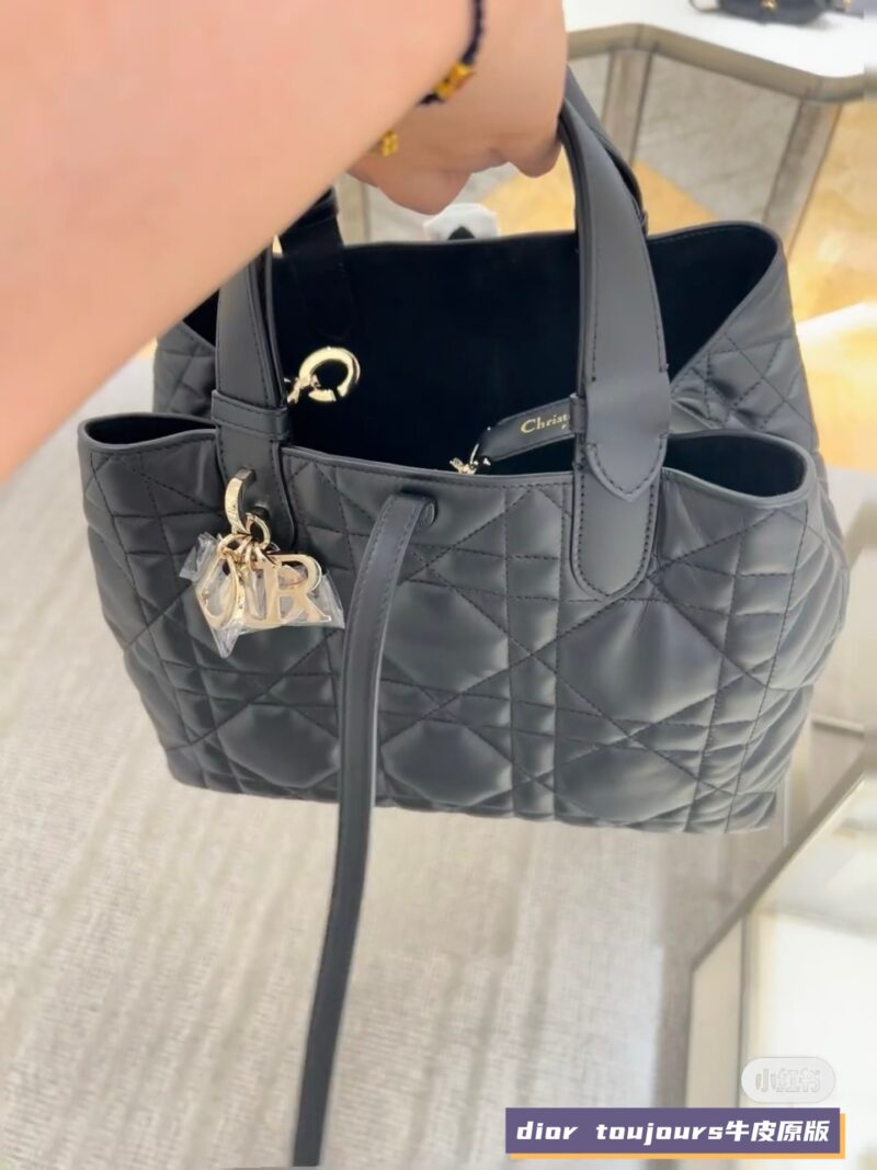 Dior's new Toujours collection this year
It looks so good that it's like I love it at first glance
Different from the previously popular tough diamond patterned Toujours, the bag is softer and lighter in shape
