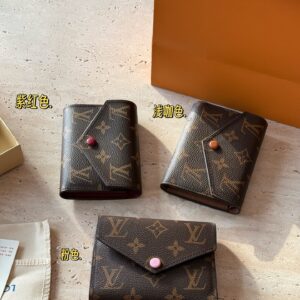 145 boxes
size：12*9cm
L Family Doudou Wallet
lovely! Easy to carry!
A small wallet that keeps its appearance online
There are a total of 6 ? ? A card slot,
A change slot with a zipper!