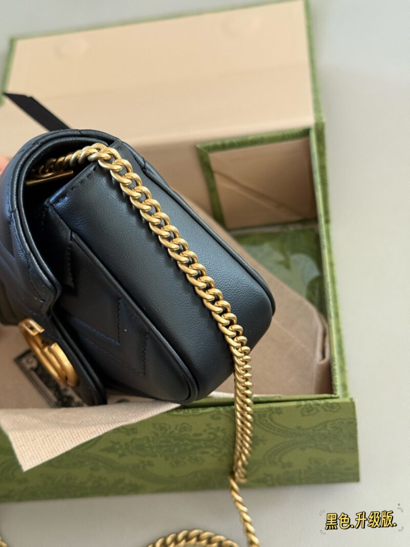 2a03f105c8.jpg 195 box
size:16.5cm
GG Marmont's Most Classic Black
Full of atmosphere~
Must buy Mamon bag
Versatile bag that can match any outfit, a must-have for summer