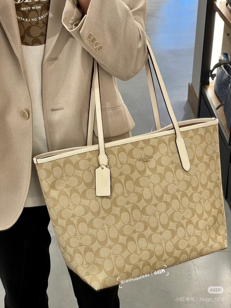 Coach Tote shopping bag
Coach's new tote shopping bag features a suction buckle design in the middle, classic PVC printed large capacity, and a zippered concealed pocket inside for storing items such as phones