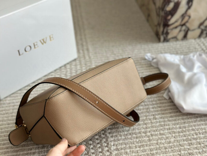 2a20151963.jpg ¥225
From now on, fans of the Luo family geometric bag family will surely be delighted with the addition of a bag to the Loewe puzzle. The classic geometric bag will once again attract fans with its mini bag! This time let's plant grass and see if ...