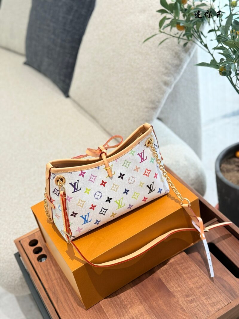 Color changing skin
It's definitely the next big hit
One of the main reasons why I like LV is because it is practical and durable in leather
The latest Carryall BB is still made of white tri colored leather, which is very, very soft and feels very go...