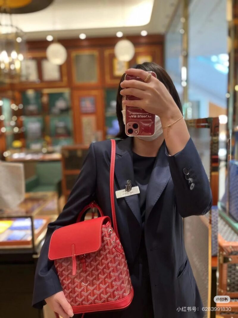 Goya Mini Shoulders
This is a backpack that combines all the advantages of a backpack. Buying this bag is equivalent to having three bags - single shoulder V, double shoulder V, crossbody V
In addition to these three memorization methods, you can als...