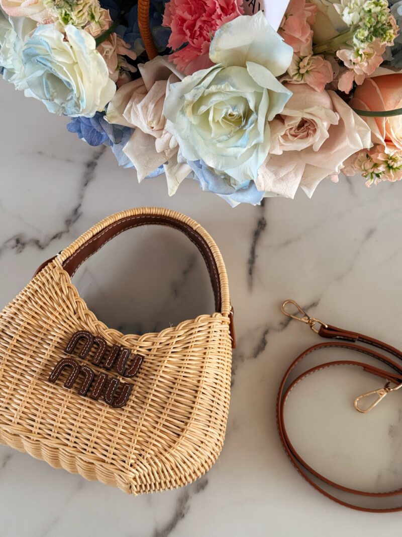 210 box
size：22*12cm
Miumiu Summer Limited Edition|
New woven vegetable basket
A chaotic hobo bamboo woven bag with a raging fire
The cute cowhide iconic logo becomes a highlight, it's so beautiful
