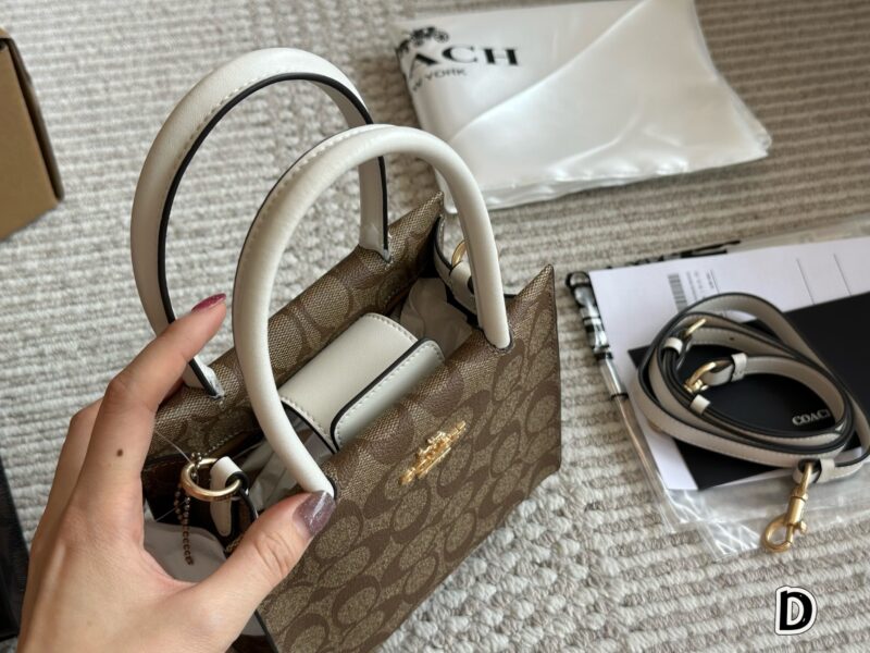 2a47b1eb67.jpg 210 box
size:17*17cm
Sincerely recommend this one!
I've been carrying it out lately!
C Family Cally Music Album Pack
The shoulder strap can be disassembled
There are suction buckles inside
Practical and convenient