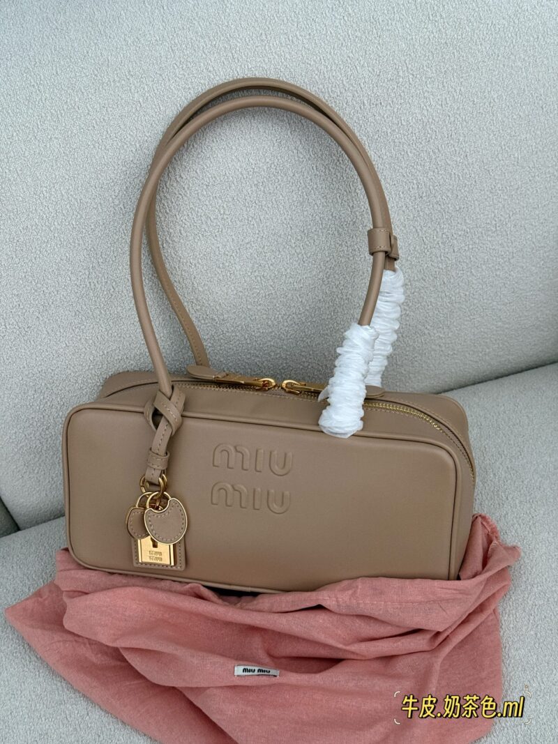 290 box cowhide (upgraded version)
Size: 28.5 * 4cm (large)
The new miumiu handbag has such a stunning appearance!
Bowling/briefcase/beau series
Small lock hardware accessories, shiny and shiny!
The sweetness of the bag is just right!
It's hard not t...