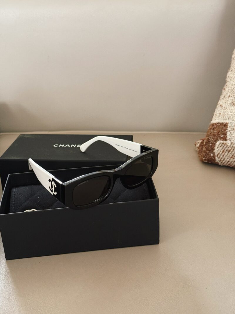 2a4eab5010.jpg 205 with complete packaging
I will really regret not getting these sunglasses this summer!
The god of fashion!
Chanel's panda sunglasses are super stylish on both the front and sides!