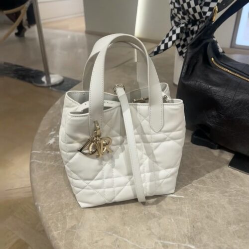 Dior indigenous bag is very suitable for light pairing in summer