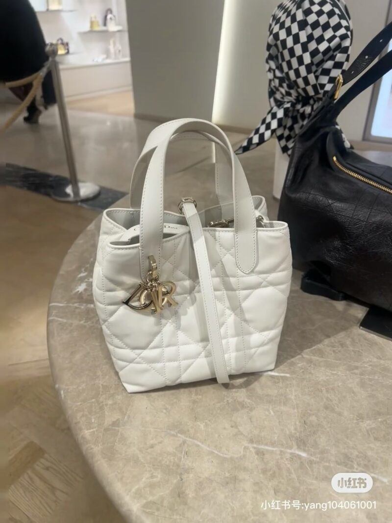 2a4fbe2133.jpg Dior indigenous bag is very suitable for light pairing in summer