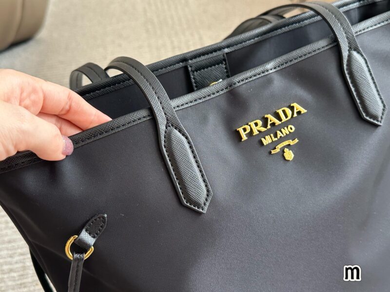 2a59746820.jpg 230 box
size:32*28cmcm
Prada Classic Shopping Bag!
Big and convenient enough!
As an entry-level Prada shopping bag handbag, it has always been practical and durable,
Lightweight, comfortable, and practical!