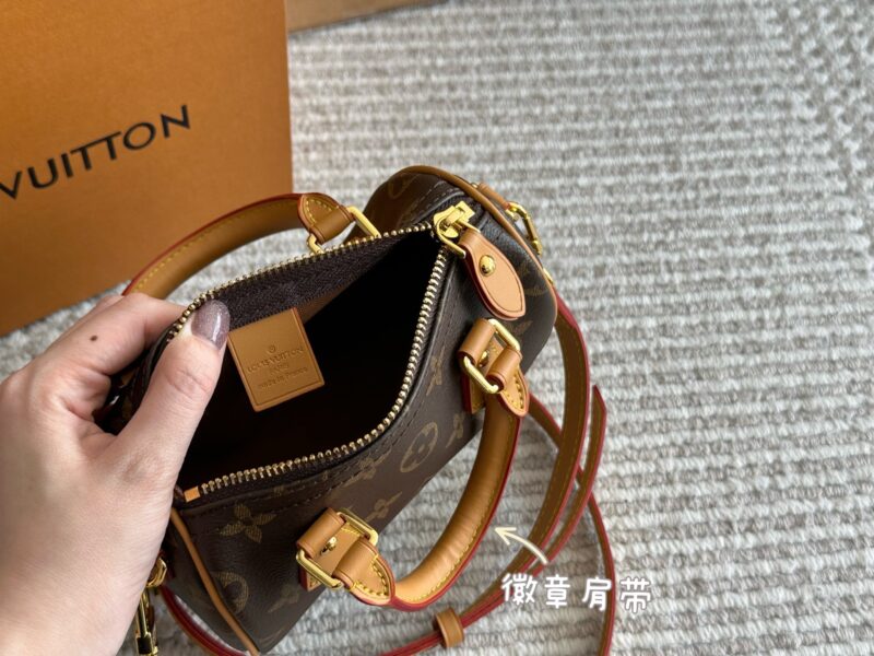 195 box
size：16*10cm
L Home SS2022 Speedy Nano
Purchasing channels
Old flower+hardware+yellow skin
Multiple shoulder straps to choose from!