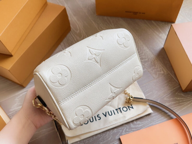 2a75e51a3c.jpg 250 new model (with box)
size:20*14cm
L Home SS23 Speedy 20
Experience the joy of strawberry powder together~
Carrying a small bag, I really love it, love it~
?? Cream strawberry color
Search: Lv nano