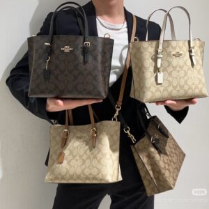 Coach Mollie 25
Open tote bag with two large compartments! Very durable.
Double layered tote bag, the texture is really amazing!!
There is a zipper in the middle that can also hold things, and the shoulder strap is specially designed to be long enoug...