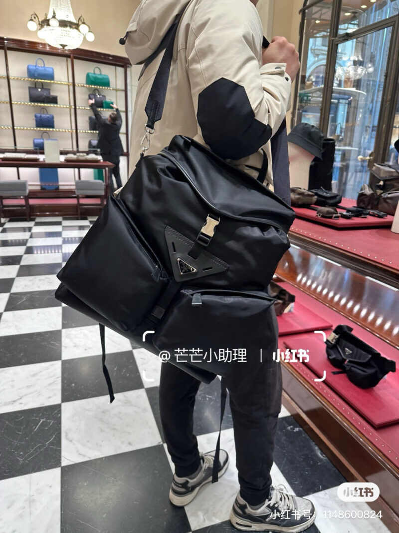 Can be carried on both shoulders or on one shoulder!