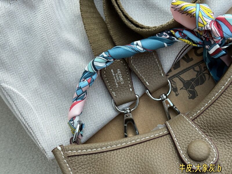 230 sets of packaging/scarves/pendants
size：16*18cm
Evelyn Elephant Grey Mini Evelyen
Looks very high-end and comfortable
Very suitable for daily commuting
And it can be carried or carried
One package is versatile!