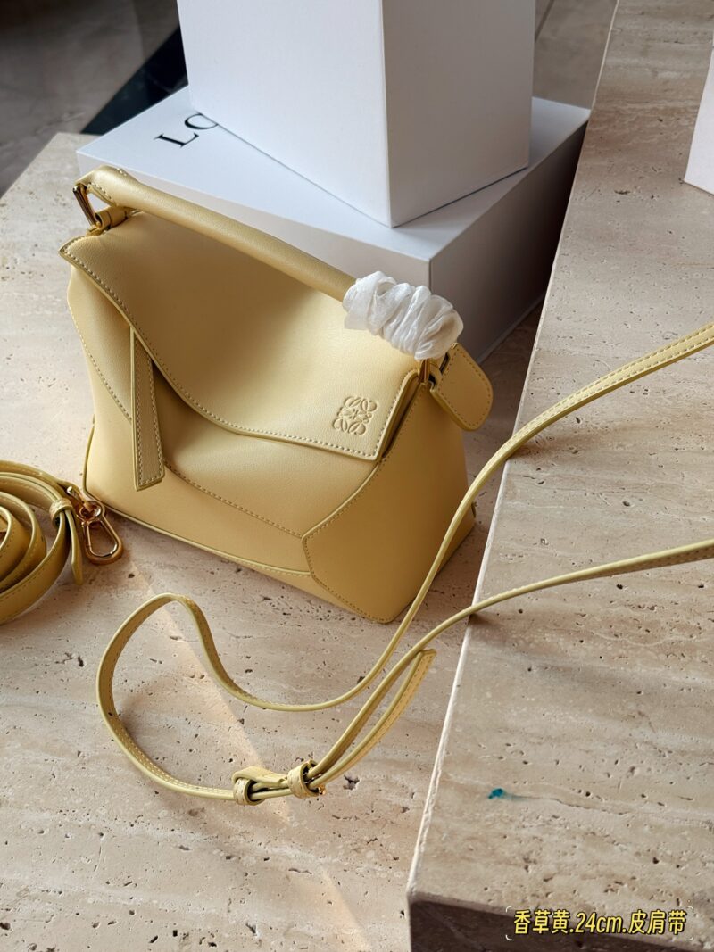 2a91688a3b.jpg 235260 box
Size: 18 * 10cm (mini)
24 * 15cm (large size)
Loewe Geometry Package Puzzle
Truly cannot be missed,
?? Cowhide quality!
Completely hold on!
Milk like vanilla yellow!
It's already beautiful enough without any decorations!