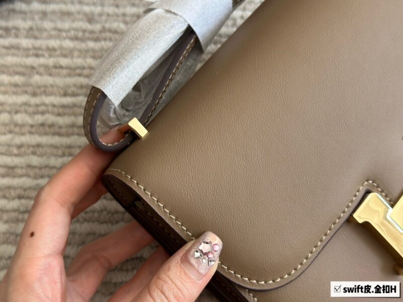 Comes with a complete set of packaging
size：19*15cm
H's flight attendant bag, Kangkang bag,
Original hand sewn,
???? Swift cowhide/silver buckle
Original logo complete