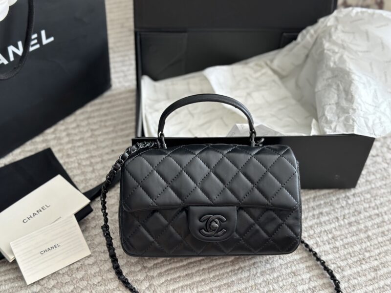 2a9d106a01.jpg 230 box
size :20*12cm
Xiaoxiangjia Chanel 23k Leather Chain Handle CF Upgrades Classic~
Can be carried by hand! The bag is very practical!
Sheepskin with light gold buckle, elegant and princess like!