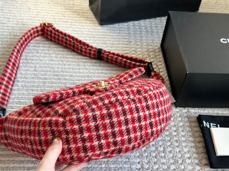 2ab2175bda.jpg Box pairing
Chanel 24N Jennie Same Style
24N Chanel is quite impressive
I used to love this red small shoulder bag very much when I read lookbook before. I was lucky enough to get it on the first day of its launch. It weighs very light and is very re...