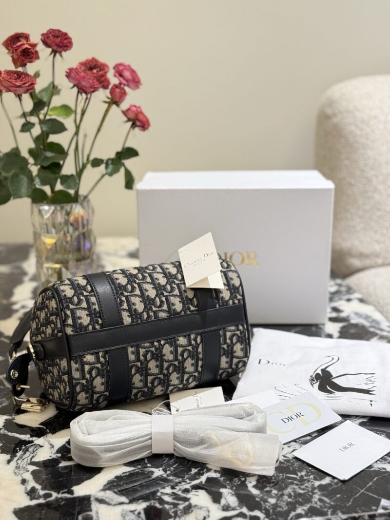 Dior Groove launches new sheepskin p310
Boston handbags were the darling of celebrities in the late 1950s and 1960s. With changes in lifestyle, small-sized Boston bags have become very practical and fashionable for daily use, and the space is also ve...
