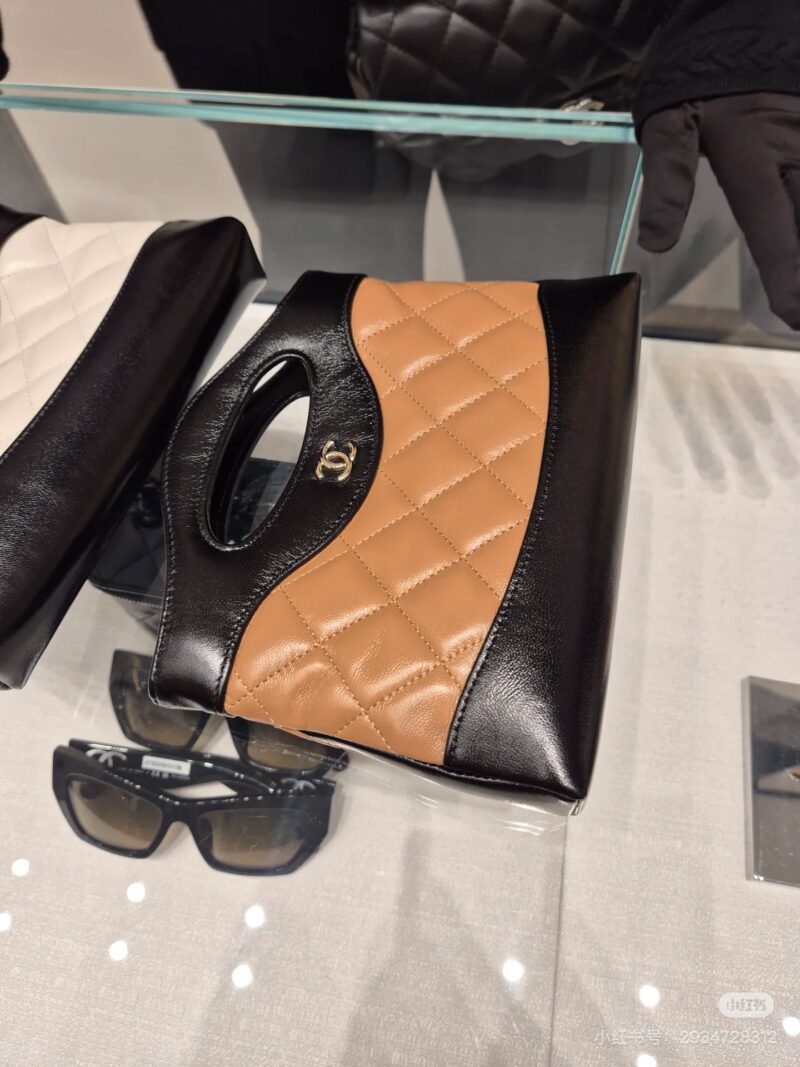 2acb9e0303.jpg Chanel 24S Latest 31 Bag Nano
The top selling lingerie is so cute and the sheepskin texture is superb!! Soft and delicate touch!
The full classic diamond grid pattern combined with light gold hardware design presents a perfect fusion of classic and l...