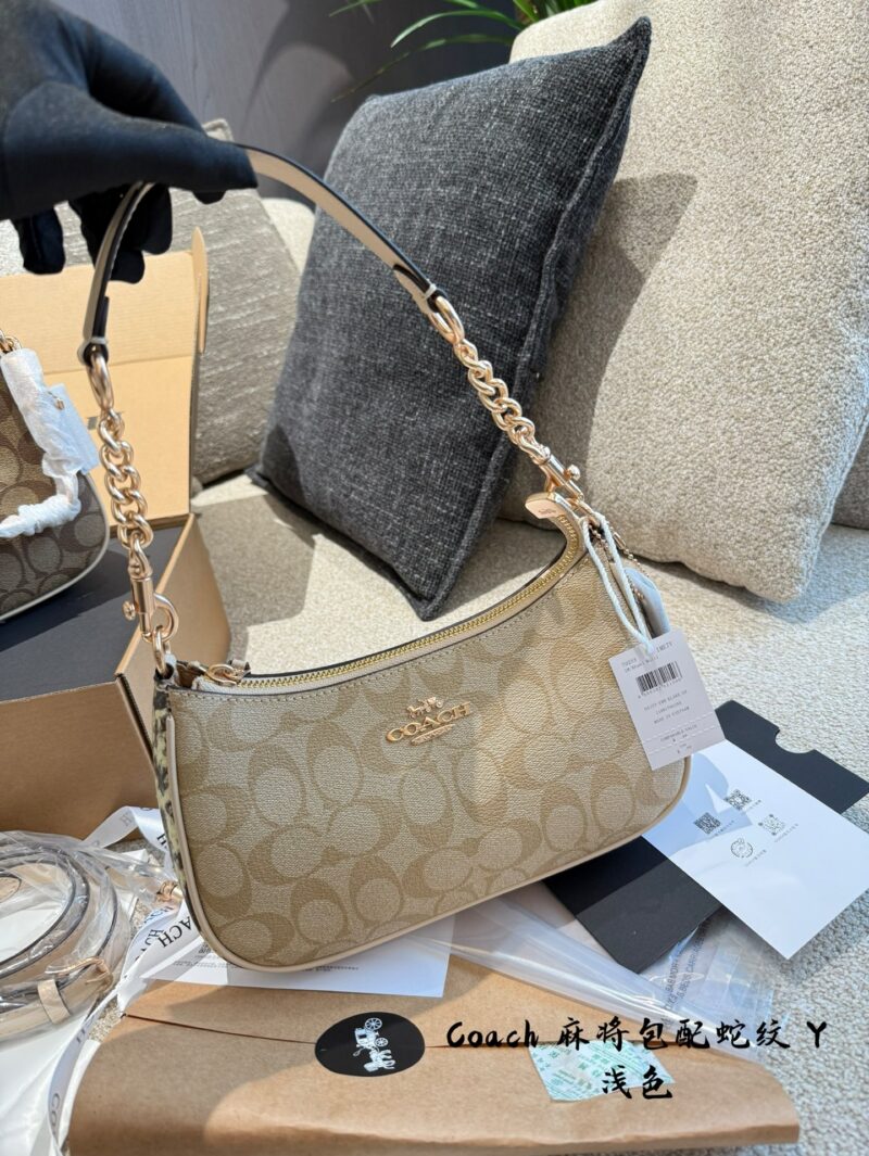 Coach Mahjong Pack is now available on page 225
The lowest price recently! If you like this one, you can buy it now. Coach Teri armpit crossbody bag, large mahjong bag, dark coffee logo, light coffee logo, size: 24.5 * 15.5 * 7.5cm, double box packaging