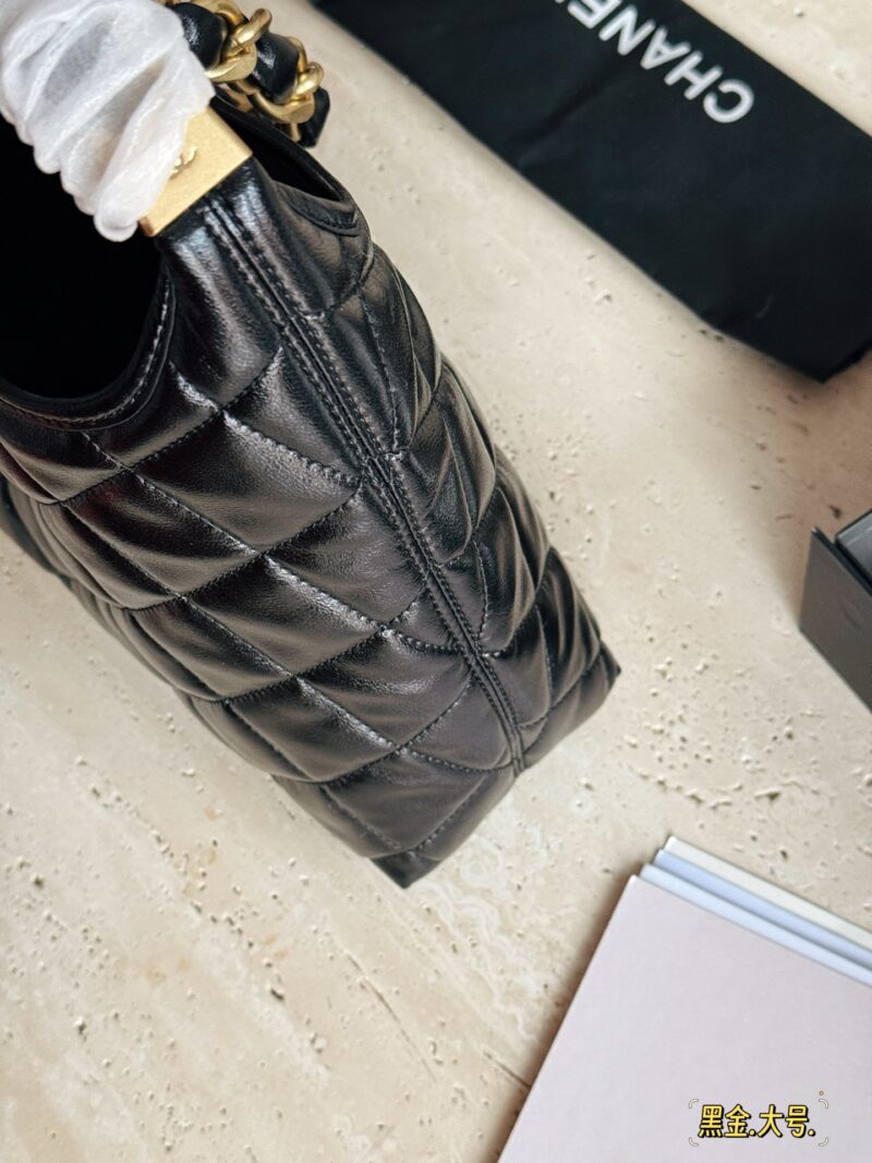 2b1d63f4b9.jpg 235 240 245 box
Size: 22 * 16cm (small)
26.5 * 17cm (medium)
30 * 23cm (large)
24Ahobo Xiaoxiang's home
Xiangxiang loves new styles recently
Hobo armpit bag exudes a strong atmosphere, who knows!! good-looking!